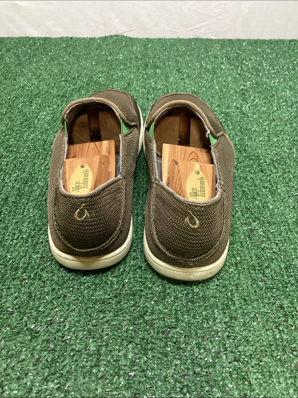 Olukai Men’s Brown Slip-On Loafers with White Sole sz 9 (OKPM09-26)